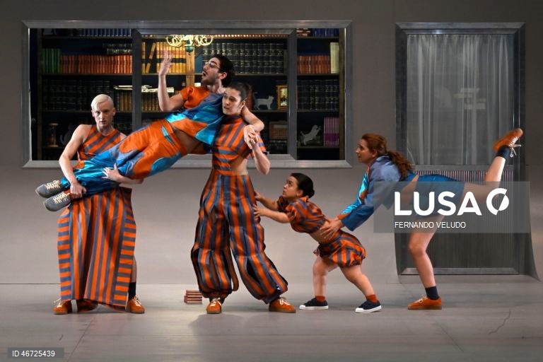 Ensaio de imprensa do espetáculo “Falsas Histórias Verdadeiras: Uma Pina Colagem “,  a primeira produção do novo diretor artístico, Victor Hugo Pontes, teatro Nacional São João, no Porto, 10 de março de 2026. A peça “Falsas Histórias Verdadeiras: Uma Pina Colagem“ é um espetáculo que remistura em cena a obra dramática e poética de Manuel António Pina (1943-2012), com composição musical de A Garota Não. FERNANDO VELUDO/LUSA