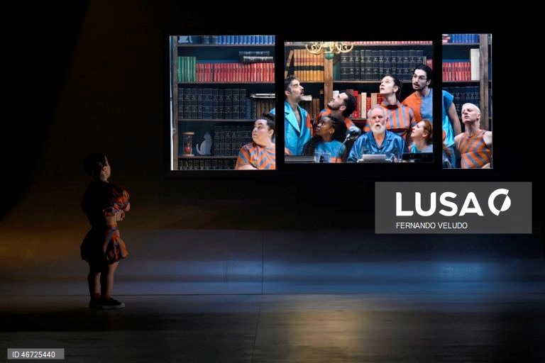 Ensaio de imprensa do espetáculo “Falsas Histórias Verdadeiras: Uma Pina Colagem “,  a primeira produção do novo diretor artístico, Victor Hugo Pontes, teatro Nacional São João, no Porto, 10 de março de 2026. A peça “Falsas Histórias Verdadeiras: Uma Pina Colagem“ é um espetáculo que remistura em cena a obra dramática e poética de Manuel António Pina (1943-2012), com composição musical de A Garota Não. FERNANDO VELUDO/LUSA