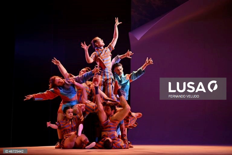 Ensaio de imprensa do espetáculo “Falsas Histórias Verdadeiras: Uma Pina Colagem “,  a primeira produção do novo diretor artístico, Victor Hugo Pontes, teatro Nacional São João, no Porto, 10 de março de 2026. A peça “Falsas Histórias Verdadeiras: Uma Pina Colagem“ é um espetáculo que remistura em cena a obra dramática e poética de Manuel António Pina (1943-2012), com composição musical de A Garota Não. FERNANDO VELUDO/LUSA