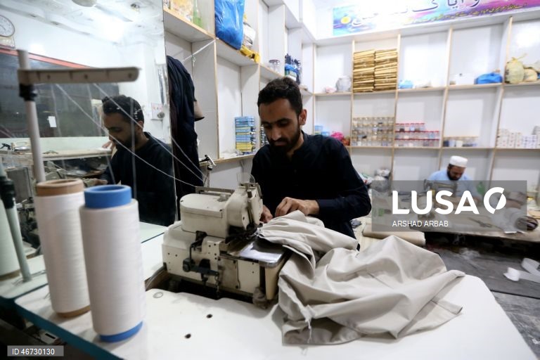 Paquistão: Alfaiates preparam roupas para o Eid al-Fitr