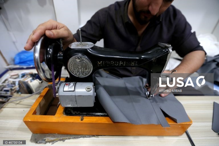 Paquistão: Alfaiates preparam roupas para o Eid al-Fitr