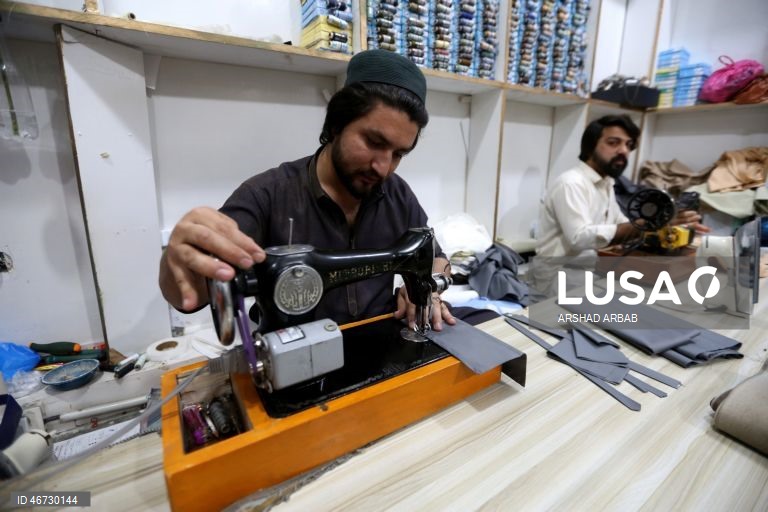 Paquistão: Alfaiates preparam roupas para o Eid al-Fitr