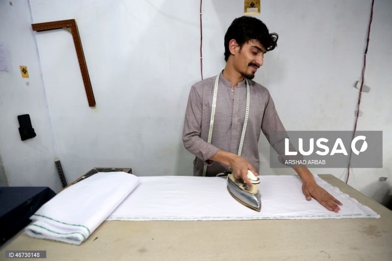 Paquistão: Alfaiates preparam roupas para o Eid al-Fitr