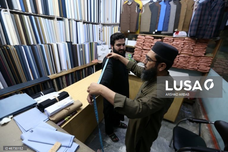 Paquistão: Alfaiates preparam roupas para o Eid al-Fitr