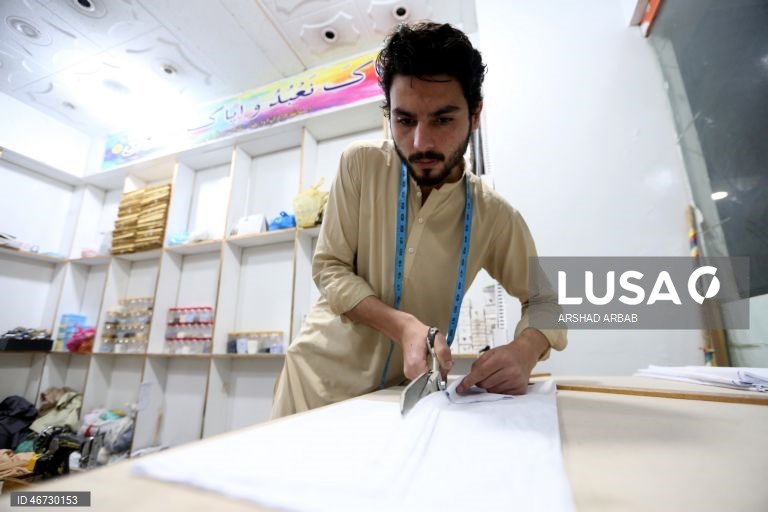 Paquistão: Alfaiates preparam roupas para o Eid al-Fitr