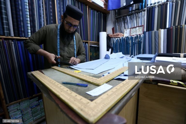 Paquistão: Alfaiates preparam roupas para o Eid al-Fitr