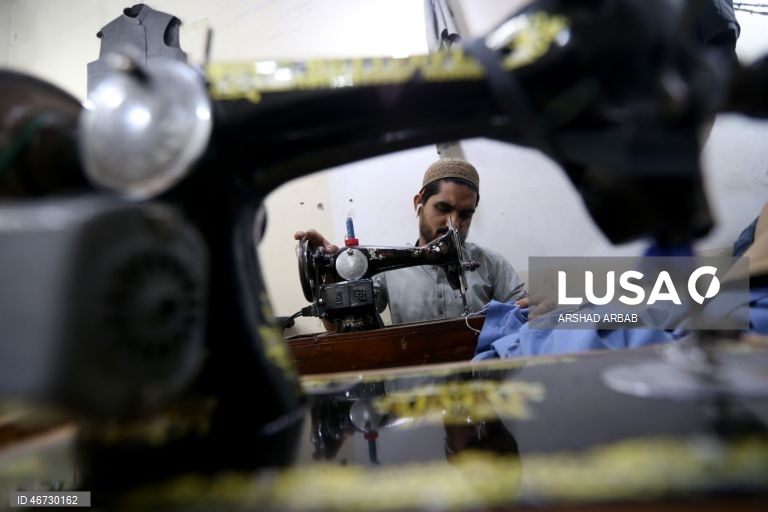 Paquistão: Alfaiates preparam roupas para o Eid al-Fitr