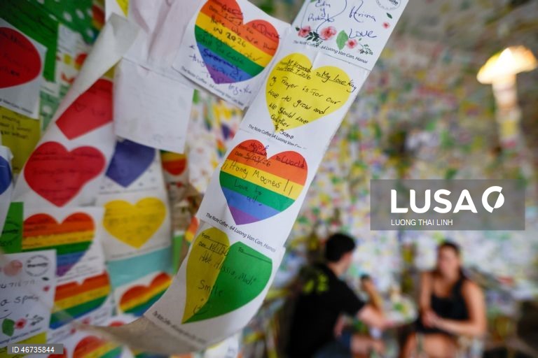 Vietname: turistas visitam o Note Coffee, coberto de post-its, em Hanói