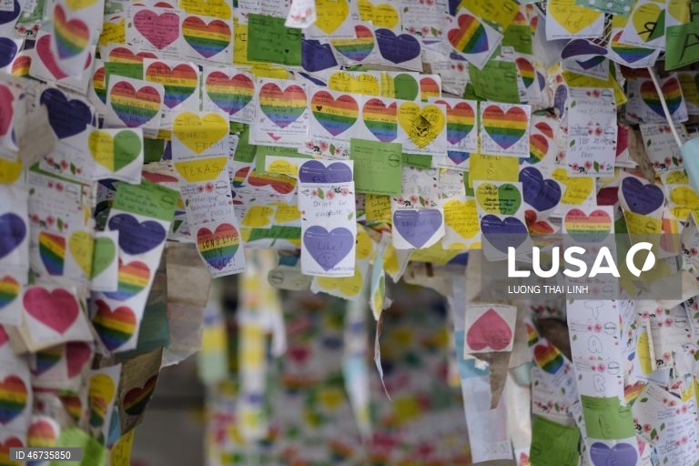 Vietname: turistas visitam o Note Coffee, coberto de post-its, em Hanói