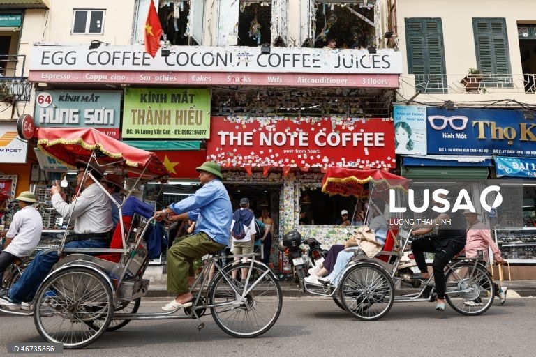 Vietname: turistas visitam o Note Coffee, coberto de post-its, em Hanói