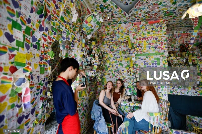 Vietname: turistas visitam o Note Coffee, coberto de post-its, em Hanói