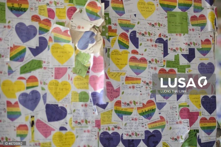 Vietname: turistas visitam o Note Coffee, coberto de post-its, em Hanói