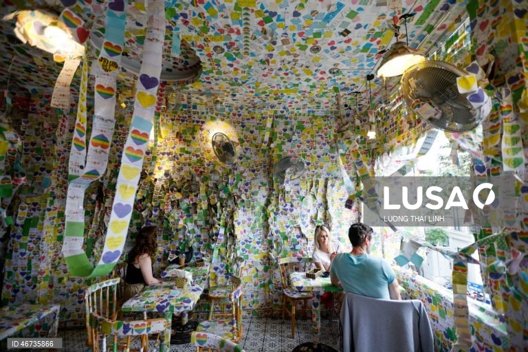 Vietname: turistas visitam o Note Coffee, coberto de post-its, em Hanói