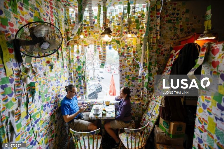 Vietname: turistas visitam o Note Coffee, coberto de post-its, em Hanói