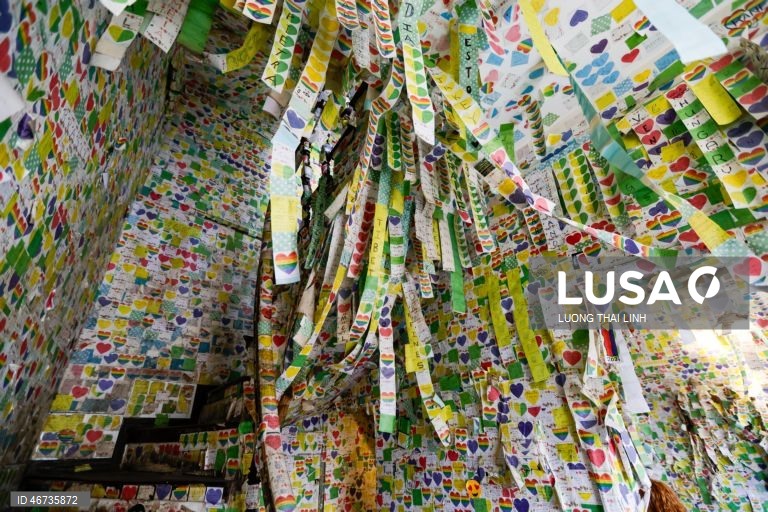 Vietname: turistas visitam o Note Coffee, coberto de post-its, em Hanói