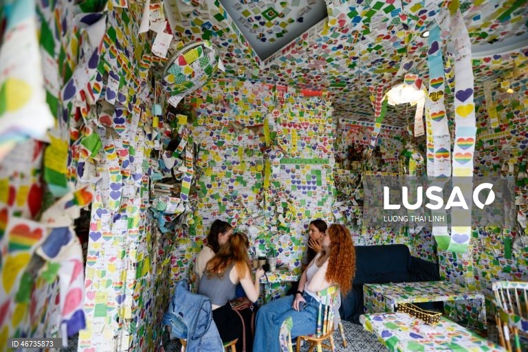 Vietname: turistas visitam o Note Coffee, coberto de post-its, em Hanói