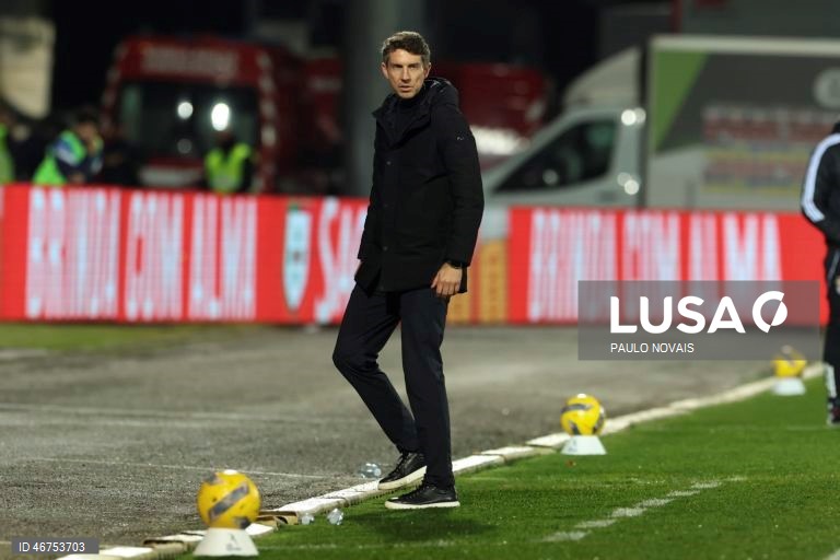 O Benfica visitou e venceu hoje o Arouca por 2-1, com uma reviravolta concretizada pelo avançado sérvio Ivanovic, aos 90+6 minutos, em encontro da 26.ª jornada da I Liga portuguesa de futebol.