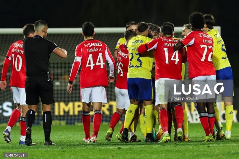 O Benfica visitou e venceu hoje o Arouca por 2-1, com uma reviravolta concretizada pelo avançado sérvio Ivanovic, aos 90+6 minutos, em encontro da 26.ª jornada da I Liga portuguesa de futebol.