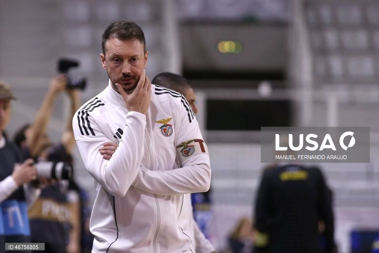O treinador adjunto do Benfica, Fábio Jerónimo, reage durante o jogo da Final da Taça da Liga de Futsal, realizado no Pavilhão Multiusos de Gondomar, em Gondomar, 15 Março 2026, MANUEL FERNANDO ARAUJO/LUSA