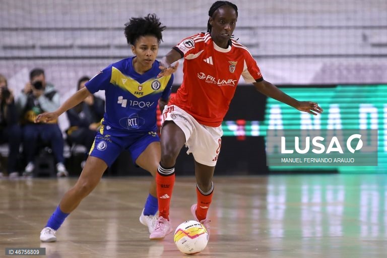 A jogadora do Benfica, Janice (D) disputa a bola com a jogadora do Nun’álvares, Inês Matos (E) durante o jogo da Final da Taça da Liga de Futsal, realizado no Pavilhão Multiusos de Gondomar, em Gondomar, 15 Março 2026, MANUEL FERNANDO ARAUJO/LUSA