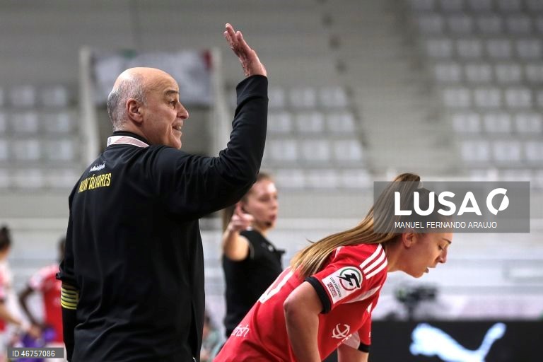 O treinador do Nun’Alvares, Paulo Tavares (E) reage durante o jogo da Final da Taça da Liga de Futsal, realizado no Pavilhão Multiusos de Gondomar, em Gondomar, 15 Março 2026, MANUEL FERNANDO ARAUJO/LUSA