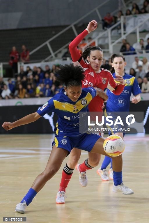 A jogadora do Benfica, Angélica (C) disputa a bola com a jogador do Nun’álvares, Dinha (E) durante o jogo da Final da Taça da Liga de Futsal, realizado no Pavilhão Multiusos de Gondomar, em Gondomar, 15 Março 2026, MANUEL FERNANDO ARAUJO/LUSA
