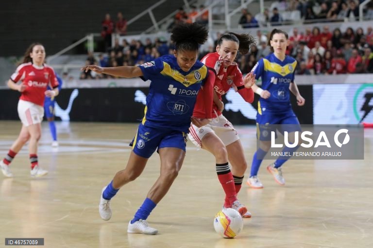 A jogadora do Benfica, Angélica (C/D) disputa a bola com a jogador do Nun’álvares, Dinha (C/E) durante o jogo da Final da Taça da Liga de Futsal, realizado no Pavilhão Multiusos de Gondomar, em Gondomar, 15 Março 2026, MANUEL FERNANDO ARAUJO/LUSA
