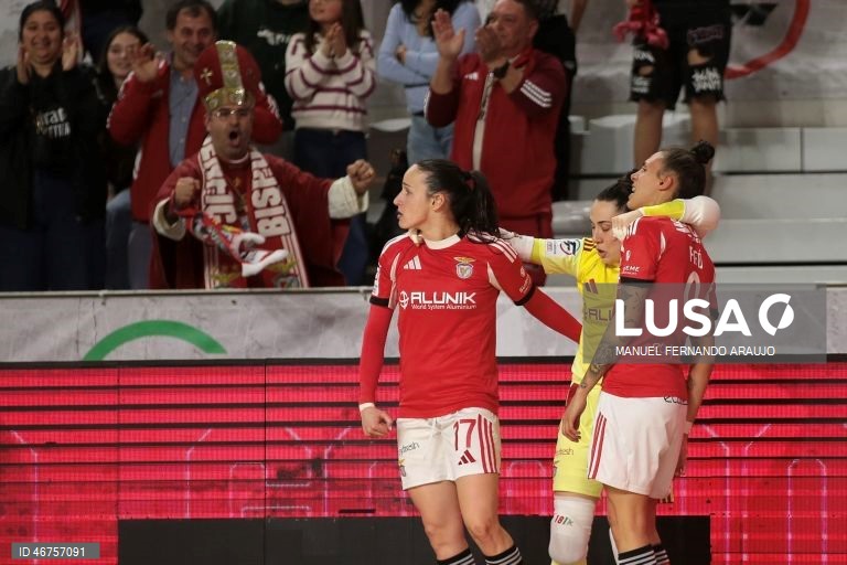 A jogadora do Benfica, Fifó (D) festeja um golo obtido contra o Nun’álvares durante o jogo da Final da Taça da Liga de Futsal, realizado no Pavilhão Multiusos de Gondomar, em Gondomar, 15 Março 2026, MANUEL FERNANDO ARAUJO/LUSA
