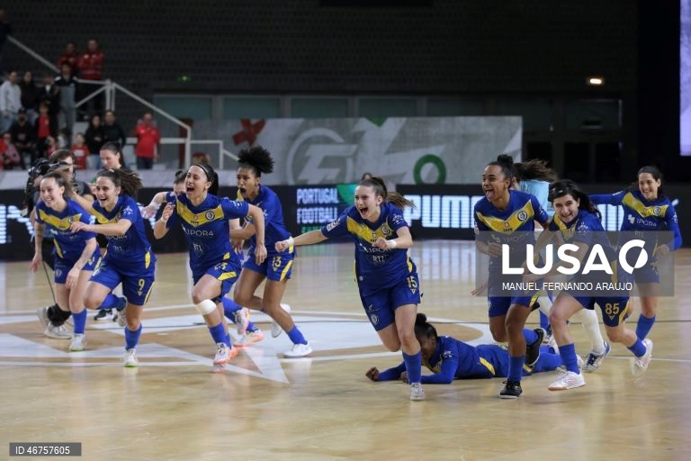 As jogadoras do Nun’Alvares, festejam a conquista do troféu contra o Benfica durante o jogo da Final da Taça da Liga de Futsal, realizado no Pavilhão Multiusos de Gondomar, em Gondomar, 15 março 2026, MANUEL FERNANDO ARAUJO/LUSA