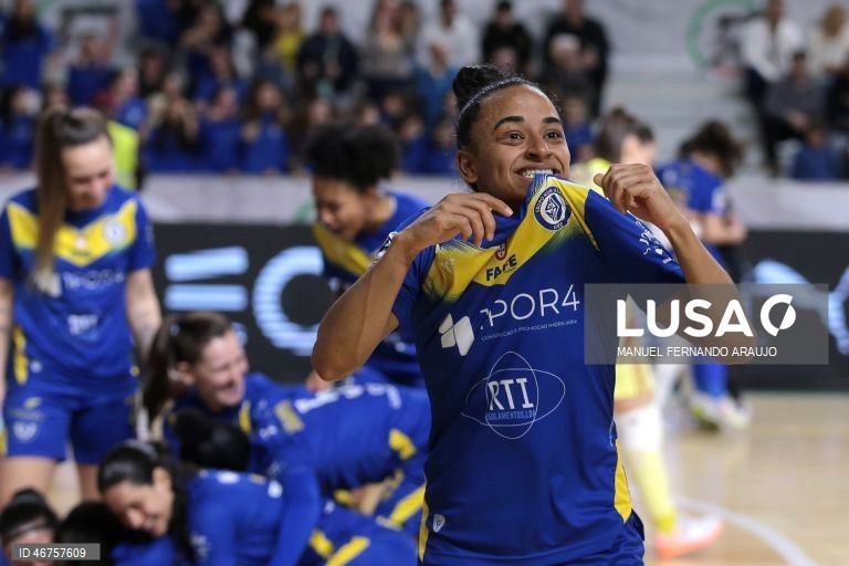 As jogadoras do Nun’Alvares, festejam a conquista do troféu contra o Benfica durante o jogo da Final da Taça da Liga de Futsal, realizado no Pavilhão Multiusos de Gondomar, em Gondomar, 15 março 2026, MANUEL FERNANDO ARAUJO/LUSA