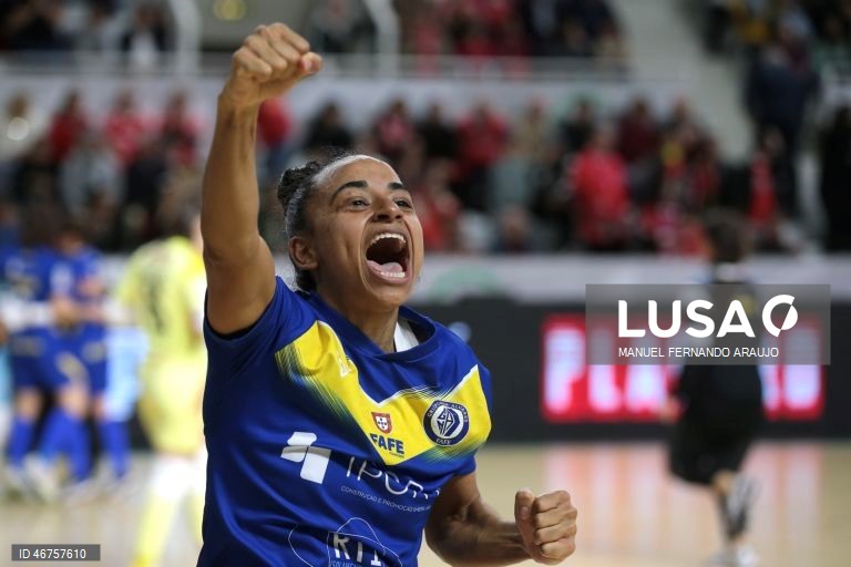As jogadoras do Nun’Alvares, festejam a conquista do troféu contra o Benfica durante o jogo da Final da Taça da Liga de Futsal, realizado no Pavilhão Multiusos de Gondomar, em Gondomar, 15 março 2026, MANUEL FERNANDO ARAUJO/LUSA
