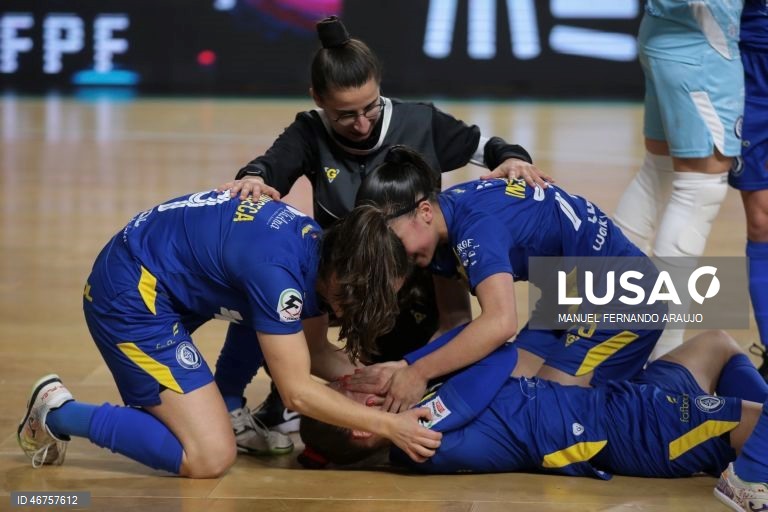 As jogadoras do Nun’Alvares, festejam a conquista do troféu contra o Benfica durante o jogo da Final da Taça da Liga de Futsal, realizado no Pavilhão Multiusos de Gondomar, em Gondomar, 15 março 2026, MANUEL FERNANDO ARAUJO/LUSA