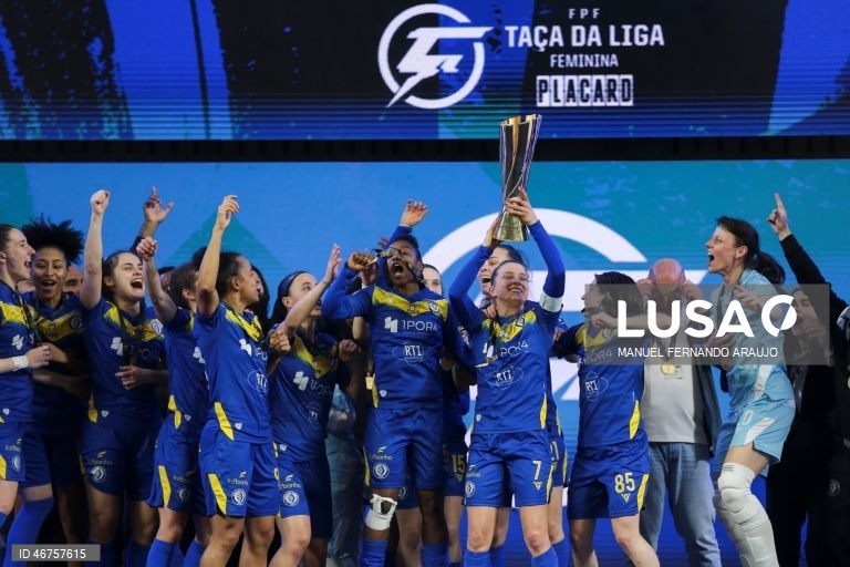 As jogadoras do Nun’Alvares, festejam a conquista do troféu contra o Benfica durante o jogo da Final da Taça da Liga de Futsal, realizado no Pavilhão Multiusos de Gondomar, em Gondomar, 15 março 2026, MANUEL FERNANDO ARAUJO/LUSA
