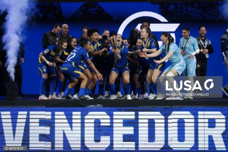 As jogadoras do Nun’Alvares, festejam a conquista do troféu contra o Benfica durante o jogo da Final da Taça da Liga de Futsal, realizado no Pavilhão Multiusos de Gondomar, em Gondomar, 15 Março 2026, MANUEL FERNANDO ARAUJO/LUSA