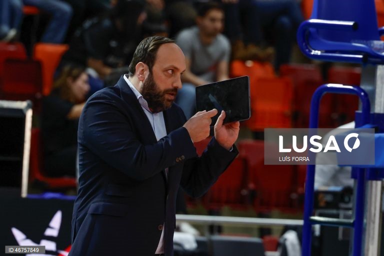 O treinador do Sporting, João Coelho, durante o jogo da final da Taça de Portugal de voleibol contra o Benfica, disputado no Pavilhão Municipal de Albufeira, 15 de março de 2026. LUÍS FORRA/LUSA 