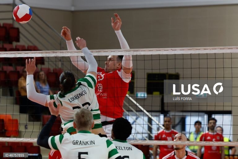 O jogador do Benfica Felipe Bandero (D) em ação contra o jogador do Sporting Lourenço Martins durante o jogo da final da Taça de Portugal de voleibol, disputado no Pavilhão Municipal de Albufeira, 15 de março de 2026. LUÍS FORRA/LUSA 
