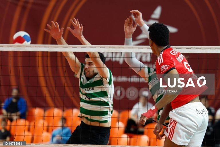 O jogador do Benfica Nivaldo Gomez (D) em ação contra o jogador do Sporting Jonas Aguenier durante o jogo da final da Taça de Portugal de voleibol, disputado no Pavilhão Municipal de Albufeira, 15 de março de 2026. LUÍS FORRA/LUSA 