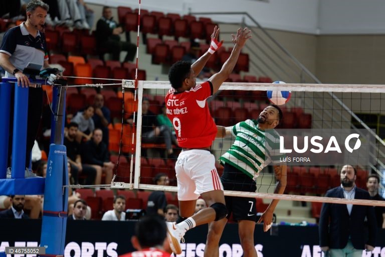 O jogador do Benfica Nivaldo Gomez (E) em ação contra o jogador do Sporting Edson Gonzalez durante o jogo da final da Taça de Portugal de voleibol, disputado no Pavilhão Municipal de Albufeira, 15 de março de 2026. LUÍS FORRA/LUSA 