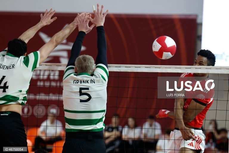 O jogador do Benfica Nivaldo Gomez (D) em ação contra o jogador do Sporting Sergey Grangin durante o jogo da final da Taça de Portugal de voleibol, disputado no Pavilhão Municipal de Albufeira, 15 de março de 2026. LUÍS FORRA/LUSA 