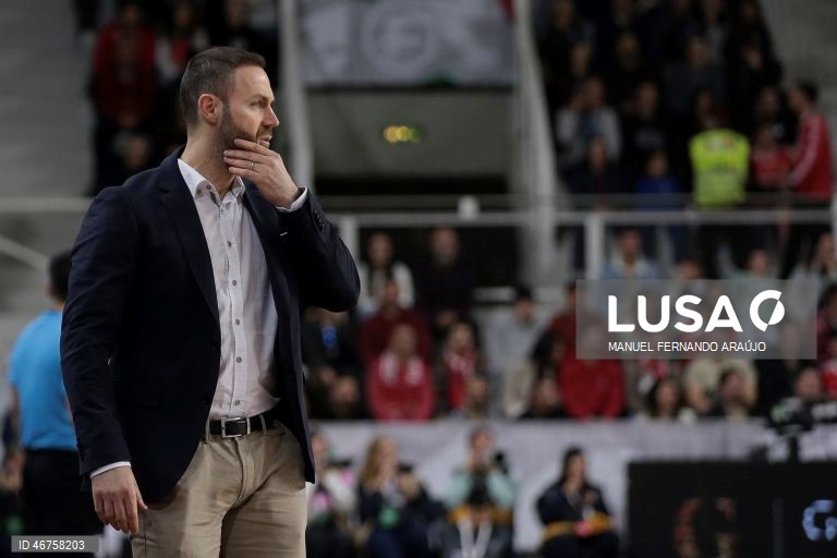 O treinador do Benfica Cassiano Klein durante o jogo da Final da Taça da Liga de futsal contra o Eléctrico, realizado no Pavilhão Multiúsos de Gondomar, 15 de março de 2026. MANUEL FERNANDO ARAÚJO/LUSA