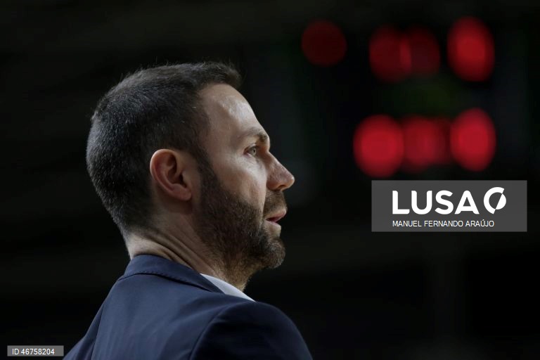 O treinador do Benfica Cassiano Klein durante o jogo da Final da Taça da Liga de futsal contra o Eléctrico, realizado no Pavilhão Multiúsos de Gondomar, 15 de março de 2026. MANUEL FERNANDO ARAÚJO/LUSA