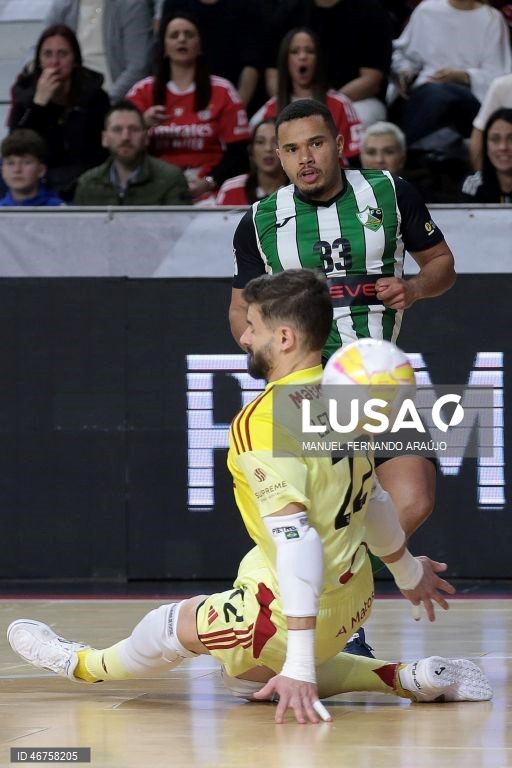 O jogador do Benfica Leo Gugiel (D) disputa a bola com o jogador do Eléctrico Telmo Sousa durante o jogo da Final da Taça da Liga de futsal, realizado no Pavilhão Multiúsos de Gondomar, 15 de março de 2026. MANUEL FERNANDO ARAÚJO/LUSA
