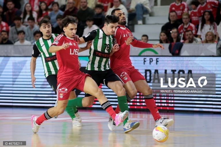 O jogador do Benfica Diego Nunes (D) disputa a bola com o jogador do Eléctrico Gonçalo Paixão durante o jogo da Final da Taça da Liga de futsal, realizado no Pavilhão Multiúsos de Gondomar, 15 de março de 2026. MANUEL FERNANDO ARAÚJO/LUSA