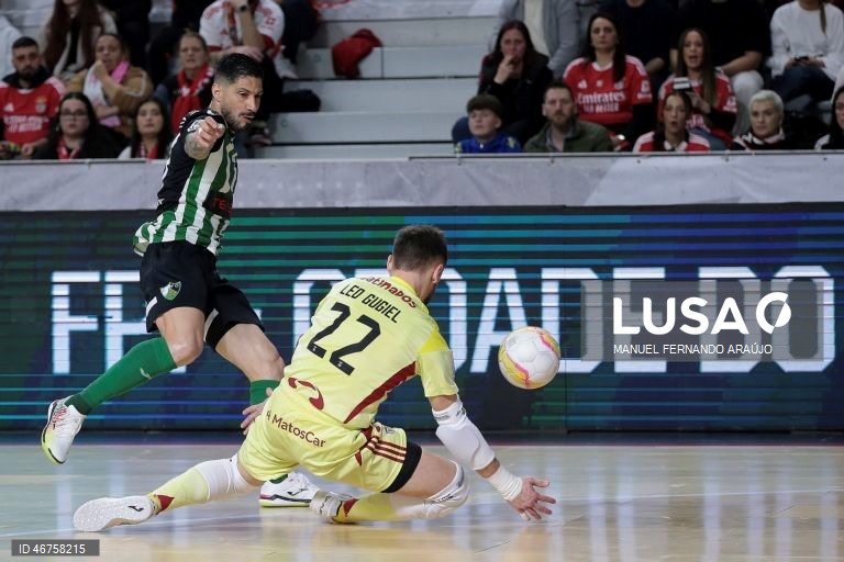 O jogador do Benfica Leo Gugiel (D) disputa a bola com o jogador do Eléctrico Simi Saiotti durante o jogo da Final da Taça da Liga de futsal, realizado no Pavilhão Multiúsos de Gondomar, 15 de março de 2026. MANUEL FERNANDO ARAÚJO/LUSA