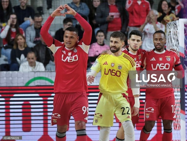 O jogador do Benfica Jacaré (E) festeja um golo obtido contra o Eléctrico durante o jogo da Final da Taça da Liga de futsal, realizado no Pavilhão Multiúsos de Gondomar, 15 de março de 2026. MANUEL FERNANDO ARAÚJO/LUSA