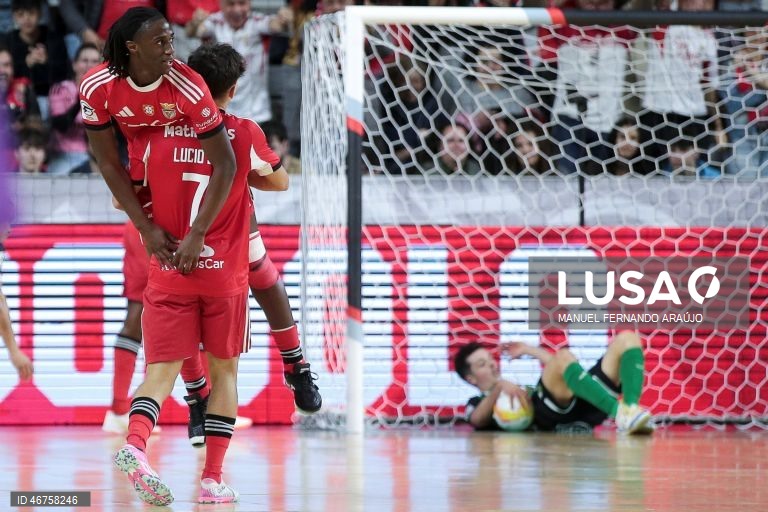 O jogador do Benfica Tchuda (E) festeja um golo obtido contra o Eléctrico durante o jogo da Final da Taça da Liga de futsal, realizado no Pavilhão Multiúsos de Gondomar, 15 de março de 2026. MANUEL FERNANDO ARAÚJO/LUSA