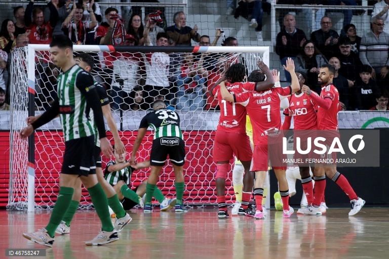 Os jogadores do Benfica festejam um golo obtido contra o Eléctrico durante o jogo da Final da Taça da Liga de futsal, realizado no Pavilhão Multiúsos de Gondomar, 15 de março de 2026. MANUEL FERNANDO ARAÚJO/LUSA
