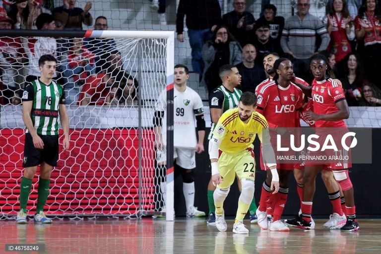 O jogador do Benfica Tchuda (D) festeja um golo obtido contra o Eléctrico durante o jogo da Final da Taça da Liga de futsal, realizado no Pavilhão Multiúsos de Gondomar, 15 de março de 2026. MANUEL FERNANDO ARAÚJO/LUSA