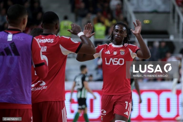 O jogador do Benfica Tchuda (D) festeja um golo obtido contra o Eléctrico durante o jogo da Final da Taça da Liga de futsal, realizado no Pavilhão Multiúsos de Gondomar, 15 de março de 2026. MANUEL FERNANDO ARAÚJO/LUSA