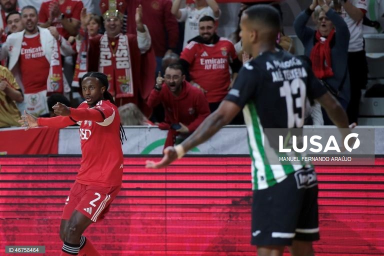 O jogador do Benfica Silvestre Ferreira festeja um golo contra o Eléctrico durante o jogo da Final da Taça da Liga de futsal, realizado no Pavilhão Multiúsos de Gondomar, 15 de março de 2026. MANUEL FERNANDO ARAÚJO/LUSA